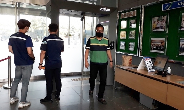 완주군이 청사와 보건소에 초미세먼지와 바이러스를 99.9% 차단하는 에어샤워기를 설치했다.