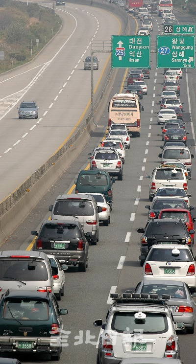 2006년 추석 연휴 마지막 날인 10월 8일 오후 호남고속도로 상행선 삼례IC 인근에 귀경 차량들이 길게 늘어서 있다.