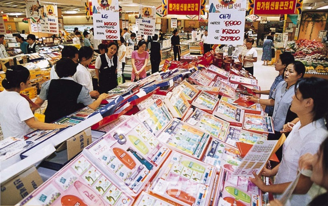 1999년 추석(9월 선물 24일)을 앞둔 9월 21일. 지금은 사라진 전주코아백화점에서 시민들이 추석 선물을 고르고 있다.