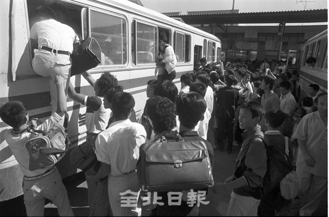 1986년 9월 17일 추석을 맞아 고향으로 내려가려는 인파가 전주공용터미널에서 버스 창문으로 들어가고 있다.