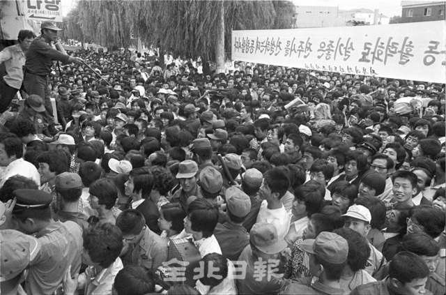 1981년 9월 11일 추석을 맞아 고향에 가기 위한 인파들이 전주공용터미널에서표를 구하기 위해 장사진을 이루고 있다.