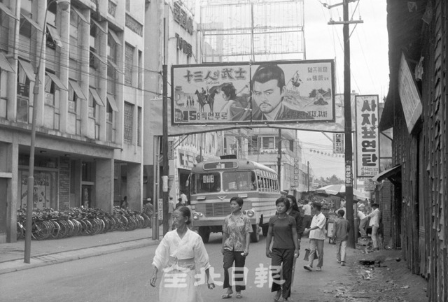 1970년 9월 15일 추석을 앞두고 코리아극장(현재 전주시네마)과 제일극장 앞 도로 한복판에양쪽 전봇대를 기둥 삼아 영화간판이 걸려 있다.