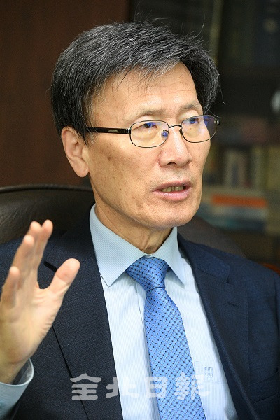 윤영관 서울대 명예교수. 오세림 기자