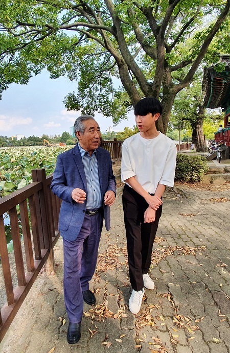 오규삼 전 완주부군수가 지난 19일 전주 덕진공원에서 외손자 허영민 군과 산책을 하며 인생담을 들려주고 있다.