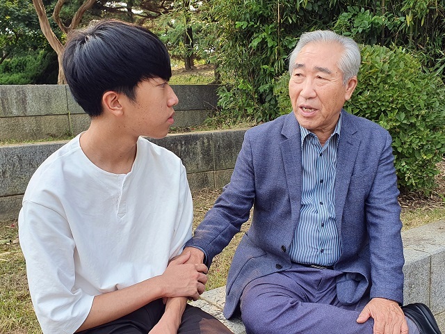 오규삼 전 완주부군수와 외손자 허영민 군.