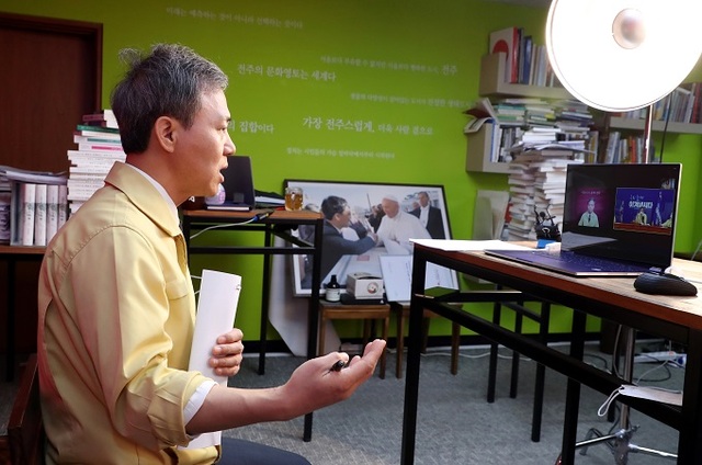 더불어민주당 최고위원회는 지난 9월 16일 김승수 전주시장과 화상연결을 통해 착한 임대운동과 재난기본소득 도입, 해고 없는 도시 상생선언 등 코로나19 위기 극복 모범사례를 청취하고 있다. 사진제공=전주시