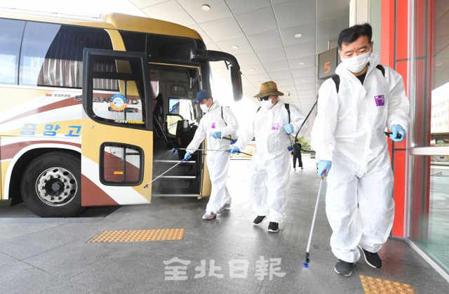 전주시자원봉사센터와 전주시설관리공단은 추석명절을 맞아 고향을 방문하는 귀성객들의 코로나19 확산 방지를 위해 28일 전주고속버스터미널과 전주역 등을 소독하고 있다. 오세림 기자