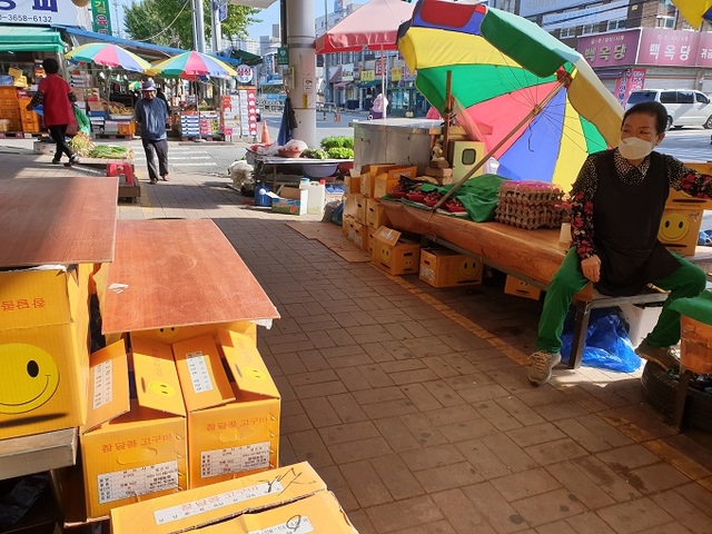 28일 오전 익산 북부시장의 한 상인이 40년간 해온 빵집 대신 고구마 수십 박스를 가져다 내다팔고 있다.