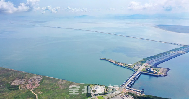 새만금 동서도로가 공사시작 5년만에 그 모습을 드러내며 개통을 앞두고 있다. 김제시 진봉면 신포리부터 새만금 방조제 신시도 배수갑문을 잇는 동서도로 건설로 내부개발의 전기를 맞게 됐다. 내년 착공예정의 관광개발사업과 새만금국제공항, 신항만, 인입철도 등 '트라이포트 교통체계'구축으로 물류이동의 새로운 기틀을 마련해 비로서 미래도시 새만금의 모습이 구체화 될 전망이다. 오세림 기자