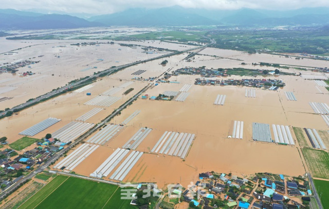 집중호우로 도내 곳곳에 큰 호우피해가 발생한 가운데 지난 8월 8일 섬진강댐 방류로 남원시 금지면 제방이 유실되면서 금지면 상신리·신월리·귀석리·하도리 등이 물에 잠겨 주택과 비닐하우스의 지붕만이 남아있다. 전북일보 자료사진