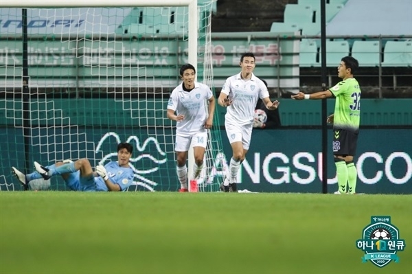 지난 3일 오후 7시 전주월드컵경기장에서 벌어진 2020 K리그 원 파이널 A그룹 24라운드 포항 스틸러스와 전북 현대의 경기에서 포항 송민규가 골 세레머니를 하고 있다. 사진제공=한국프로축구연맹