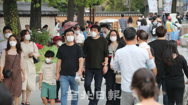 추석 연휴인 3일 전주시 한옥마을이 마스크를 쓴 관광객들로 인해 북적이고 있다. 조현욱 기자