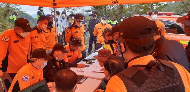 전북소방본부가 진안군 상전면에서 거주하는 A씨가 능이버섯을 채취하러 나간 뒤 실종돼 대책회의를 하고 있다. 사진제공= 전북소방본부.