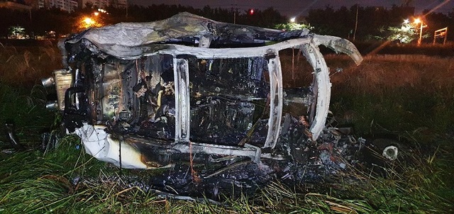 지난달 30일 오전 2시 21분께 전주시 완산구 효자동 천변 산책로에 포르쉐 차량이 추락해 2명의 사상자가 발생했다. 사진제공= 전북소방본부