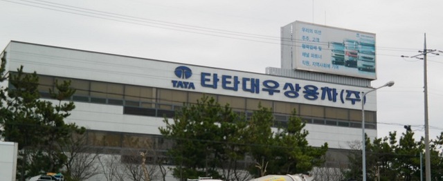 상용차 산업이 글로벌 경기침체와 코로나19사태가 맞물리면서 위기감이 고조되고 있는 가운데 지난달 29일 타타대우상용차 군산공장 근로자 110명이 추석을 앞두고 희망퇴직 통보를 받았다.