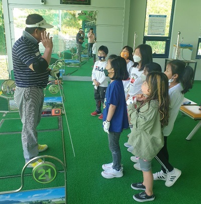 박천주 지도자가 지역 초등학생들을 대상으로 골프 레슨을 하고 있다.