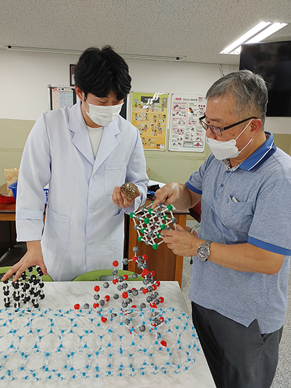 신기섭 사회복무요원이 교사와 함께 학습 지원을 하고 있다.