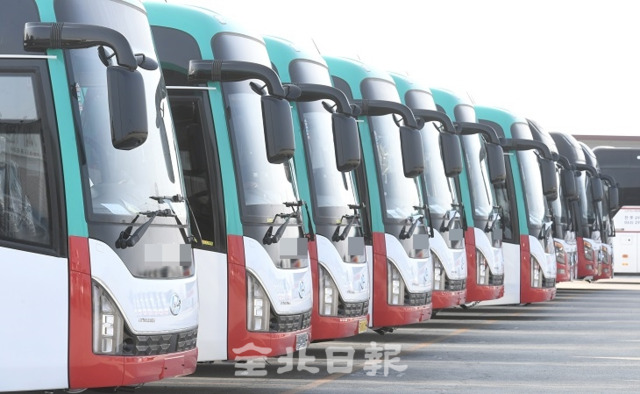 코로나19가 장기화되면서 도내 전세버스 업계가 도산위기에 빠져있는 가운데 5일 한 전세버스 차고지에 버스들이 줄지어 있다. 오세림 기자