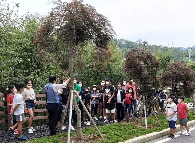 진안군 진안읍 외사양마을 ‘마이산 에코타운’에서 관광객들이 체험 프로그램에 참여하고 있는 모습.