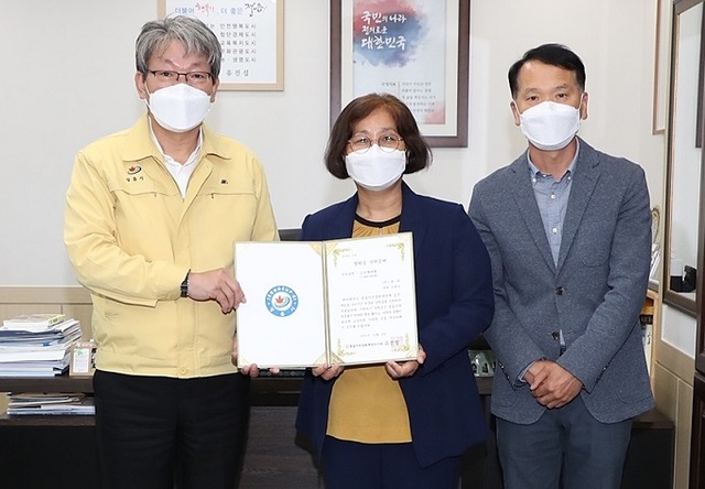 6일 (유)대원 김방님 대표가 정읍시민장학재단(이사장 유진섭)에 장학금 500만원을 기탁했다.
