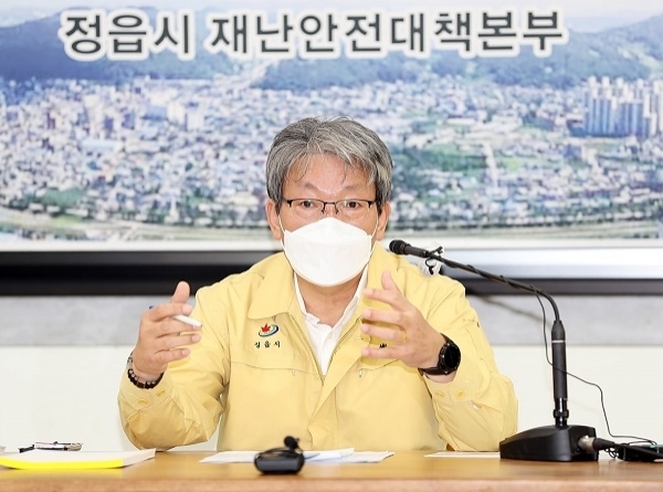 6일 유진섭 정읍시장이 긴급 기자회견을 열고 추석 연휴에 30대 여성과 접촉한 가족 37명에 대한 검사 결과와 지역사회 감염 차단을 위한 조치를 밝히고 있다.