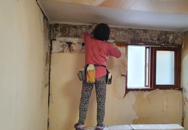 남원시 동충동 맞춤형 복지팀이 취약계층 중 사례관리대상자로 선정된 가구에 도배, 장판 등을 교체해 주고 있다.