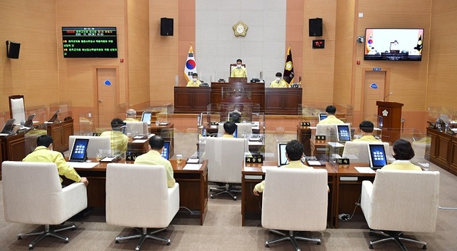 6일 완주군의회 제255회 임시회 개회식에서 박성일 군수 등 집행부 공무원들이 온라인으로 참석하는 비대면 형식으로 진행됐다.
