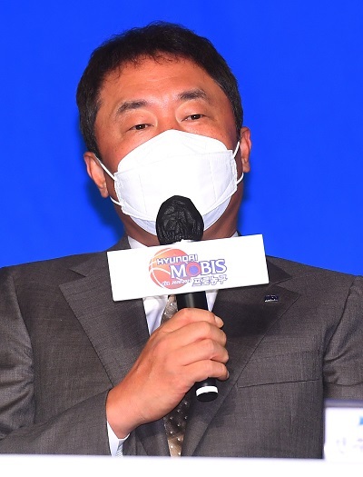 6일 서울 송파구 올림픽파크텔에서 열린 프로농구 개막 미디어데이에서 KCC 전창진 감독이 인사말을 하고 있다. 연합뉴스