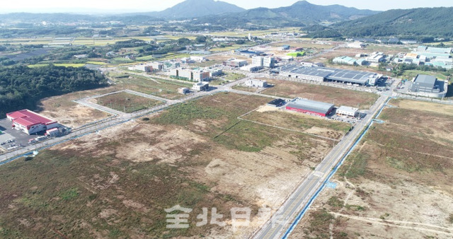 6일 총 70만 평 규모와 4600억 원의 예산이 투입된 익산 국가식품클러스터가 분양률과 종업원 채용 등 매우 저조한 성과를 보인 가운데 단지가 초라한 모습을 보이고 있다. 조현욱 기자