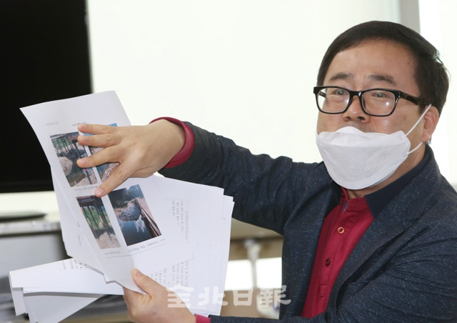 지난 8월 전주천에서 발생한 사고로 20대 아들을 잃은 박모 씨(56)가 6일 전북지방경찰청에서 기자회견을 열고 전주시와 시공사 등 안전관리를 하지 않은 기관들의 처벌을 호소하고 있다. 조현욱 기자