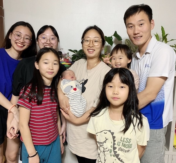 익산시 용동면 화배리마을에 거주하는 손덕수·채우리 부부와 자녀들.