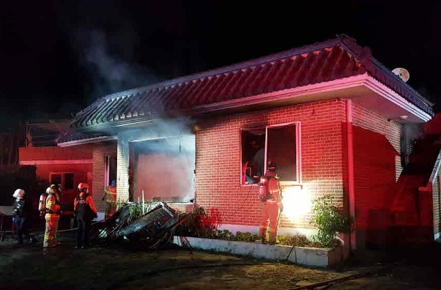지난 6일 완주군 비봉면의 한 주택에서 화재가 발생해 소방관들이 진압에 나서고 있다. 사진제공= 전북소방본부.