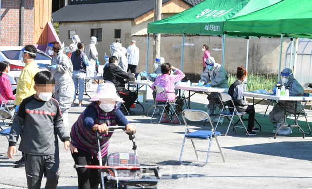 정읍시 정우면 양지마을에 정읍시보건소가 현장진료소를 설치하고 마을주민 전체를 검사하고 있다. 전북일보 자료사진