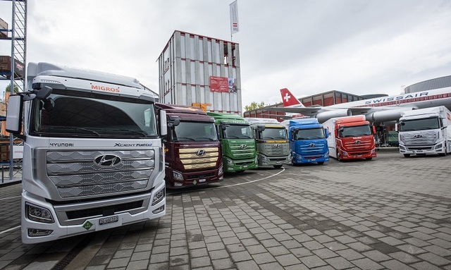 현대자동차 ‘엑시언트 수소전기트럭’ 7대가 고객인도 전달식을 위해 스위스 루체른 교통박물관 앞에 서 있는 모습.