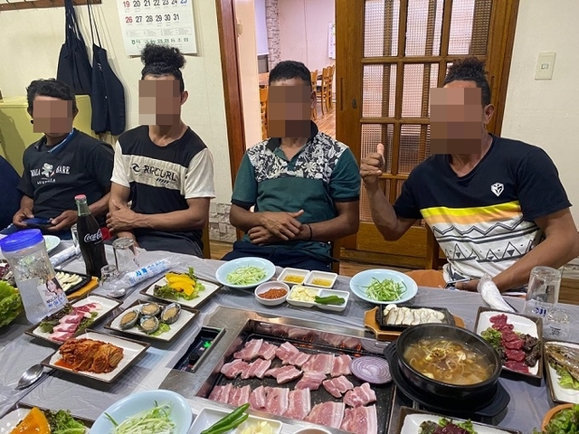 군산 개야도에 근무중인 외국인노동자들이 군산시내에서 회식을 하는 모습(왼쪽 첫번째 아폴리 씨).