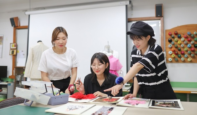 패션과 학생들.