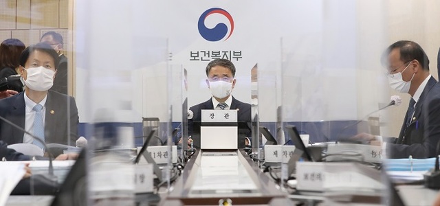 박능후 보건복지부 장관이 지난 8일 오전 세종시 정부세종청사에서 영상으로 연결해 열린 국회 보건복지위원회의 보건복지부 국정감사에서 위원들의 질의에 답변하고 있다. 연합뉴스