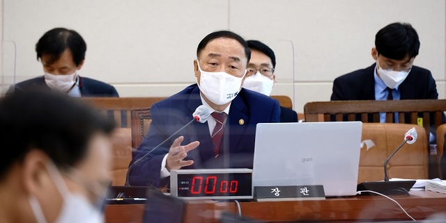 홍남기 경제부총리가 지난 8일 국회에서 열린 기획재정위원회의 기획재정부 국정감사에서 의원 질의에 답변하고있다. 연합뉴스