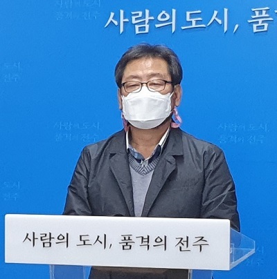 이양재 옛 대한방직 부지 관련 시민공론화위원회 위원장이 12일 전주시청 브리핑룸에서 시나리오워크숍 개최 일정 등에 대해 이야기하고 있다.