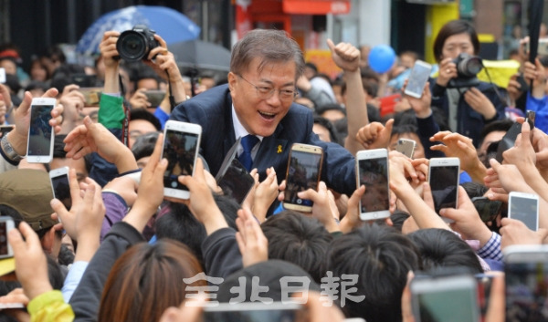 2017년 당시 더불어민주당의 대선후보였던 문재인 후보가 전주를 찾아 시민들과 악수를 하며 지지를 호소하고 있다. 박형민 기자