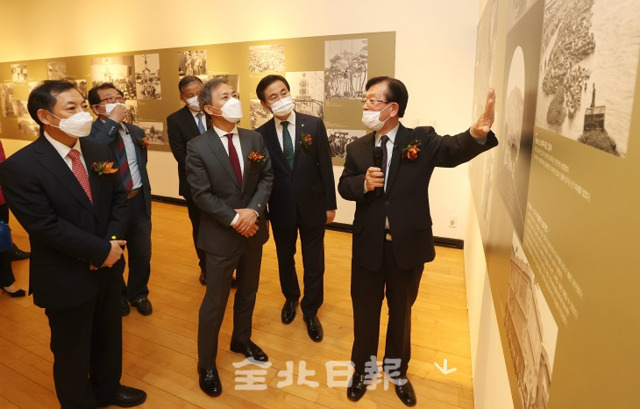 전북일보 창간 70주년 기념 사진전 '전북의 기억'이 13일 한국소리문화의전당 기획전시실에서 개막해 정지영 전 전북일보 사진부 국장(사진 오른쪽)이 서창훈 전북일보 회장과 김승수 전주시장, 김동원 전북대학교 총장(왼쪽부터 순서대로) 등 내빈들에게 사진 설명을 하고 있다. 조현욱 기자