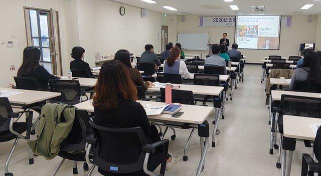 13일 전주도시혁신센터에서 열린 전주시 ‘2020년 전주시 사회주택 아카데미’에서 참석자들이 교육을 받고 있다. 사진제공=전주시