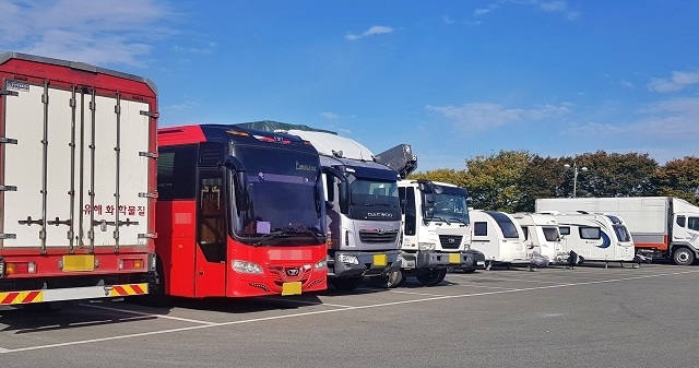 전주월드컵경기장 주차장에 대형 차량들이 주차되어 있다.