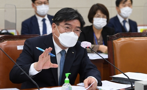 김용진 국민연금공단 이사장이 14일 국회 보건복지위원회에서 열린 국민연금공단 국정감사에서 답변하고 있다. /연합뉴스