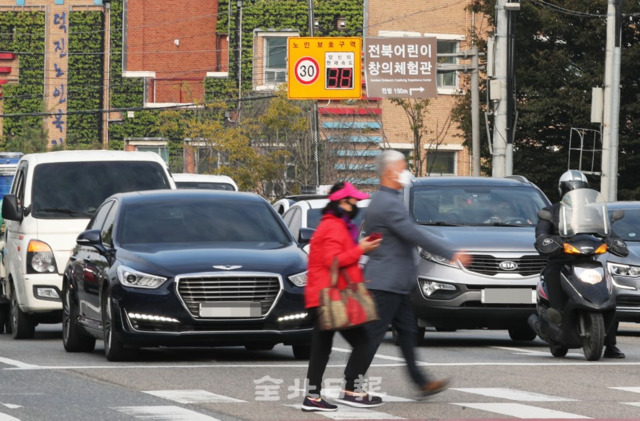14일 전주시 송천중앙로를 비롯한 시내 노인보호구역에서 운전자들이 제한속도를 지키지 않아 시민들과 노인들에게 위협을 끼치고 있다. 조현욱 기자