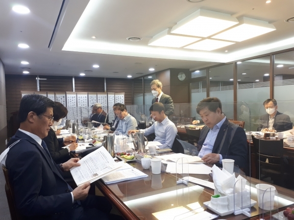 14일 국회에서 열린 민주당 조찬 회동에서 김승수 전주시장이 전주 특례시 지정의 당위성을 설명하고 있다.