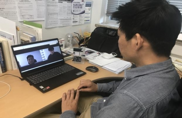 전북경제통상진흥원의 멘토가 실시간 온라인 화상으로 멘토링을 진행하고 있다.