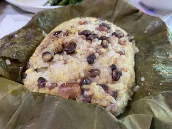 철원오대쌀과 여러 잡곡을 섞어 만든 연잎밥