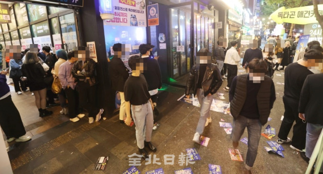 사회적 거리두기가 1단계로 완화된 가운데 16일 전주시 신시가지에서 시민들이 마스크 미착용과 거리두기를 지키지 않고 있어 코로나19 확산이 우려되고 있다. /조현욱 기자