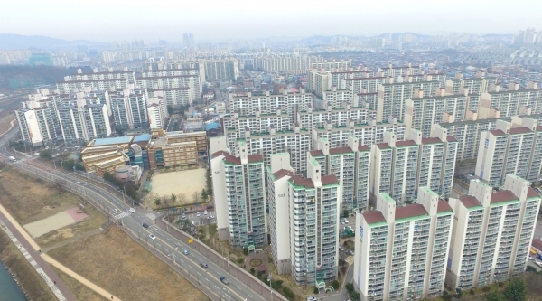 전주 신규택지를 중심으로 아파트 가격이 급상승하고 있는 가운데 구도심 아파트 가격은 지속적으로 하락세를 보이고 있다. 사진은 전주시 삼천동 삼천변 아파트 밀집 지역. /전북일보 자료사진